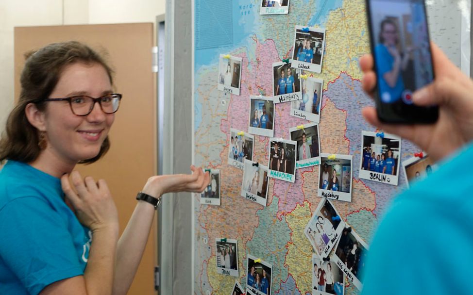 Freiburg: Bei der Begrüßung zum Hochschulgruppenworkshop wurden Polaroids an eine Karte gepinnt.