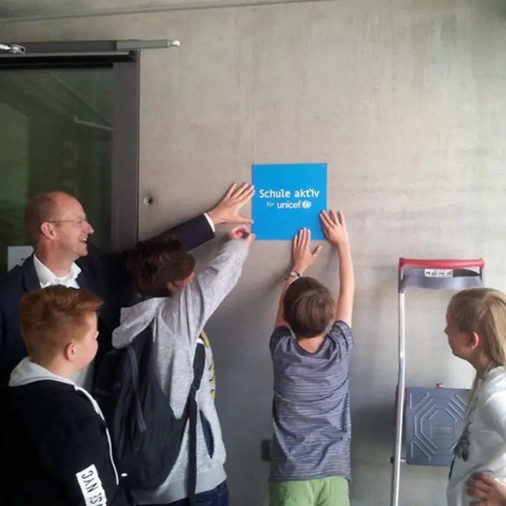 Das Schild hängt
