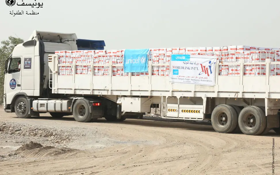 Lastwagen mit UNICEF-Hilfsgütern auf dem Weg zu den Menschen | © UNICEF/Ghassan Jemen Cholera-Ausbruch: Lastwagen mit UNICEF-Hilfsgütern