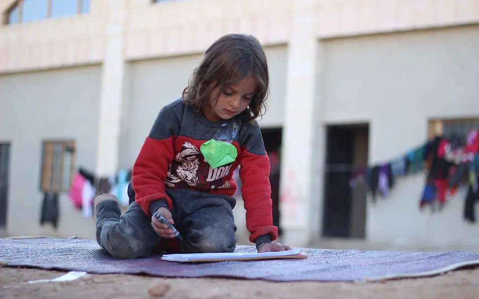 Kinderfreundliche Zonen in einer Flüchtlingsunterkunft in Syrien. | © UNICEF/Al-Issa Syrien: malendes Mädchen