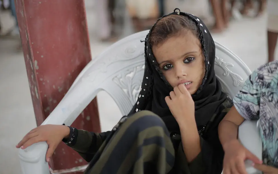 Ein Mädchen wartet auf die Verteilung von Hilfsgütern in Hodeidah | © UNICEF/UN0219934 Kinder im Jemen: Mädchen wartet auf Nothilfe-Hilfsgüter in Hodeidah