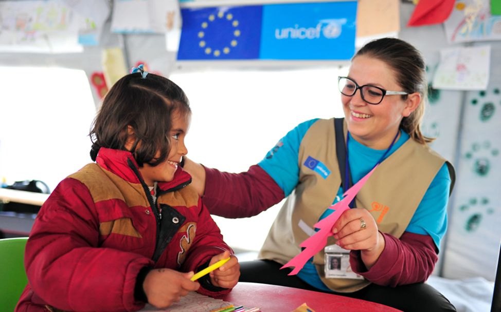 Kinderfreundlicher Ort in Mazedonien: UNICEF-Helferin mit Mädchen