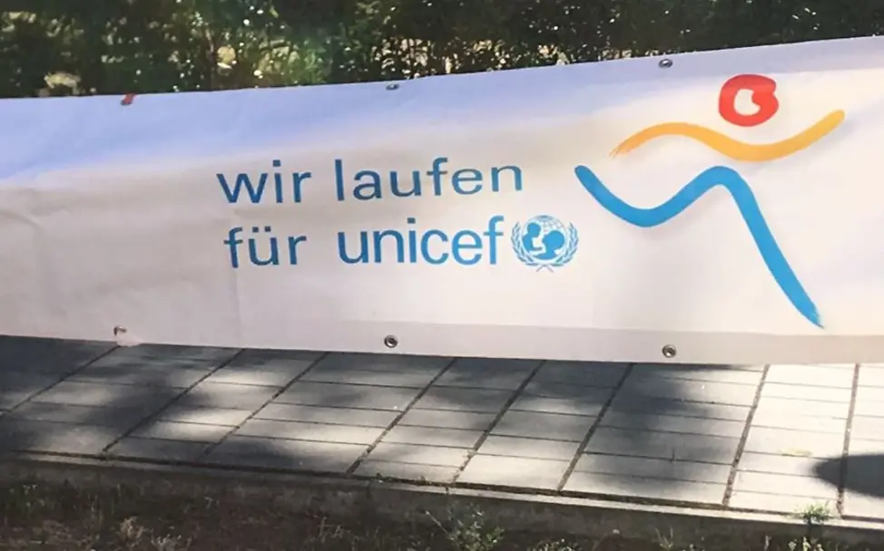 Banner "Wir laufen für UNICEF" | © UNICEF Potsdam/Jamil Banner "Wir laufen für UNICEF" | © UNICEF Potsdam/Jamil
