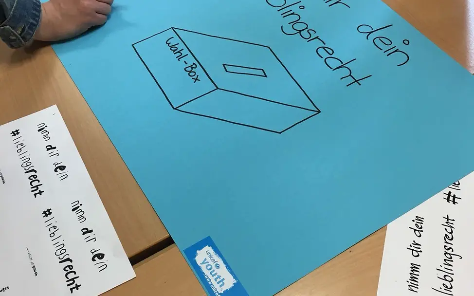 Erarbeitung der #Lieblingsrechte der Schüler*innen auf einem Plakat Erarbeitung der #Lieblingsrechte der Schüler*innen auf einem Plakat