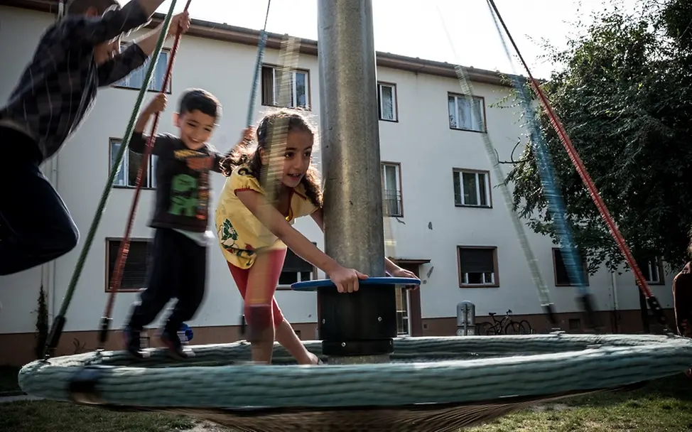 Kindergerechte Standards in AnKER-Einrichtungen | © UNICEF/Gilbertson UNICEF zum Masterplan Migration: Drei spielende Kinder auf dem Spielplatz.