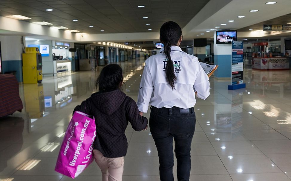 Ein unbegleitetes Kind aus Guatemala am Flughafen