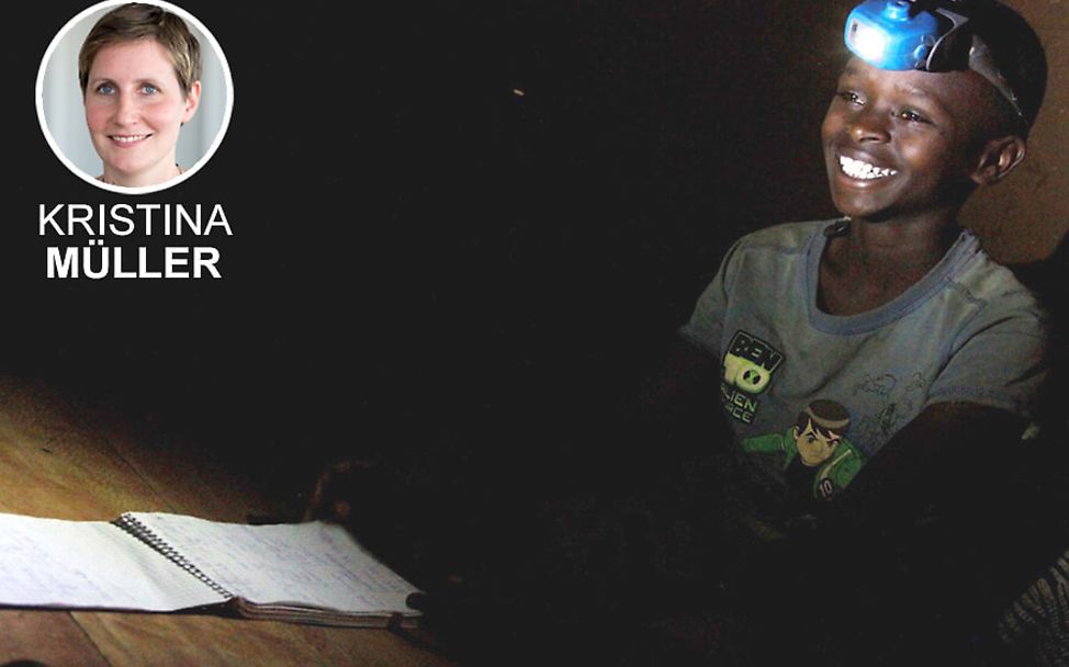 Burundi: Innovation Lichtprojekt. Junge mit Stirnlampe