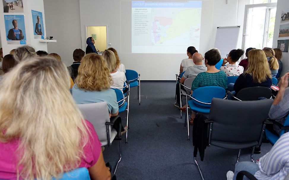 Gamila Hibatulla aus dem Jemen erzählt bei UNICEF in Köln von ihrer Arbeit