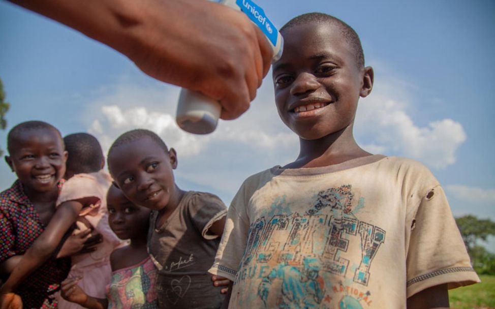 Ebola Kongo: Einem Jungen wird Fieber gemessen