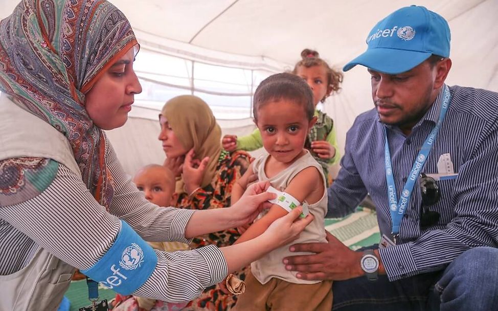 Syrien: Ein UNICEF-Team untersucht Kinder auf Mangelernährung