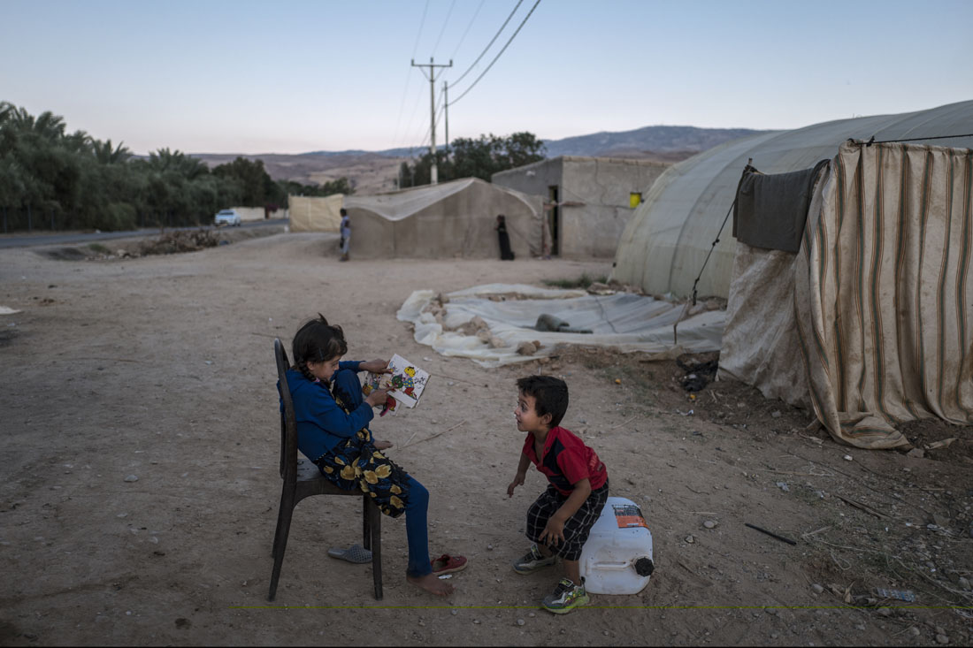 Syrien-Krieg: Geflüchtet nach Jordanien: Zahra übt mit ihrem Bruder lesen