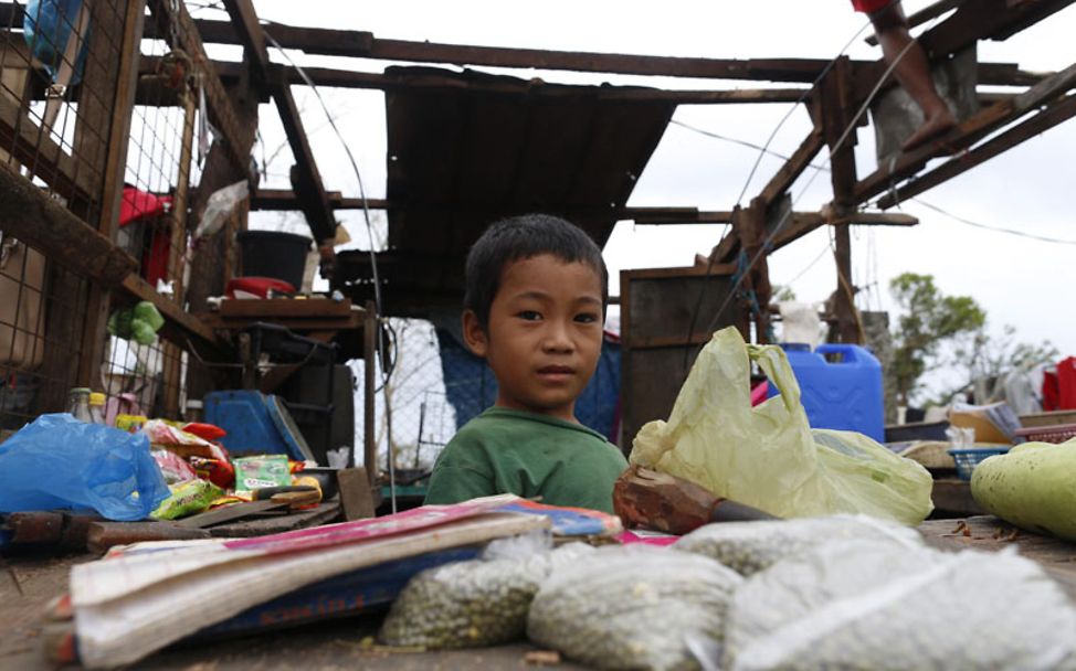 Philippinen Taifun Mangkhut: Ein Junge in seinem zerstörten Zuhause