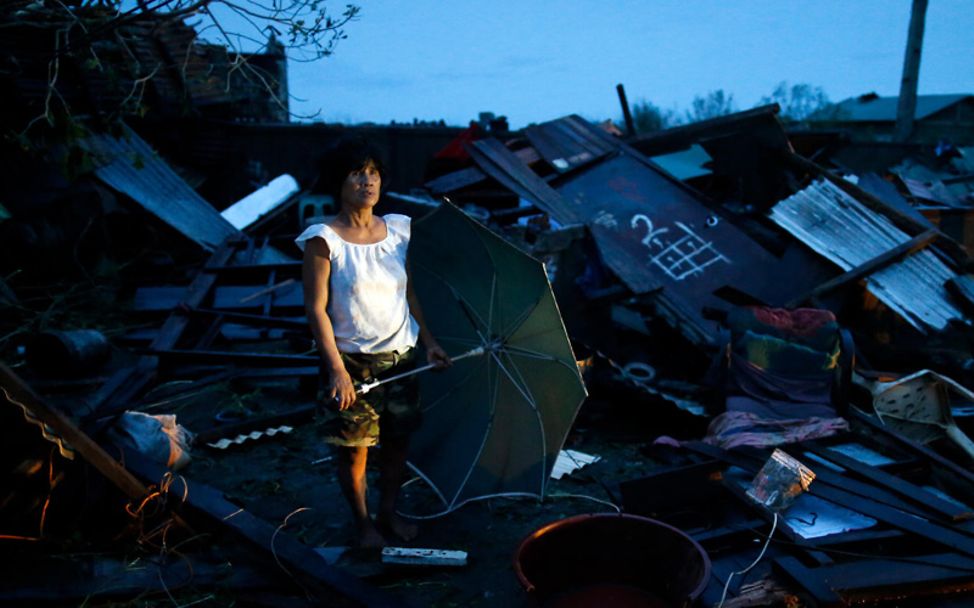 Philippinen Taifun Mangkhut: Eine Frau in den Trümmern ihres Hauses