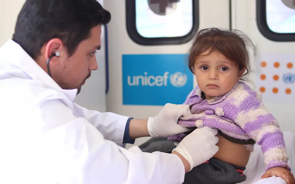 Untersuchung in einer mobilen Klinik von UNICEF | © UNICEF/Al-Issa Syrien Krieg: Untersuchung in einer mobilen Klinik von UNICEF