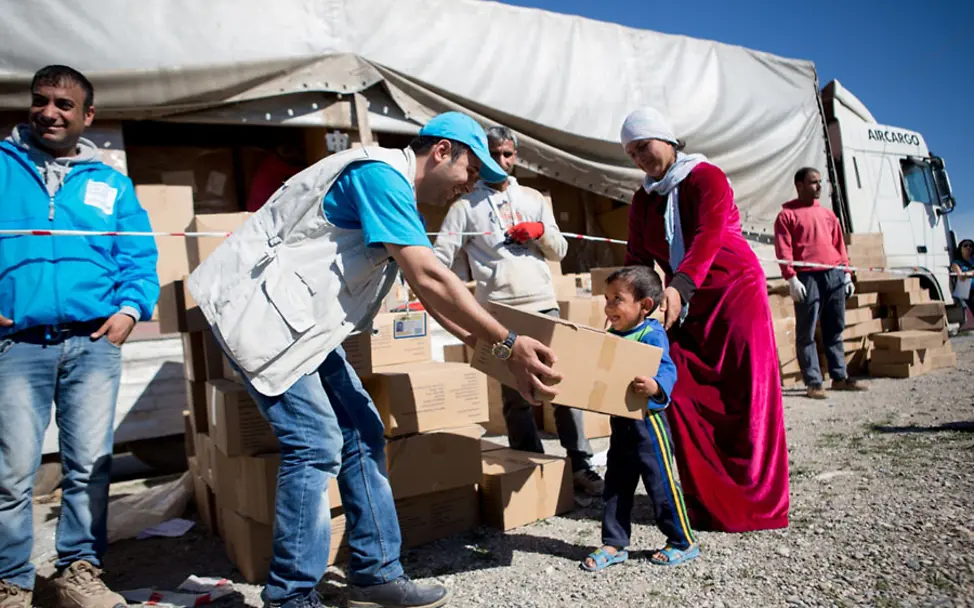 Hilfspakete für Aydin und seine Mutter | © UNICEF UK/Schermbrucker Syrien Krieg: UNICEF Helfer verteilen Hilfspakete an Flüchtlinge im Irak