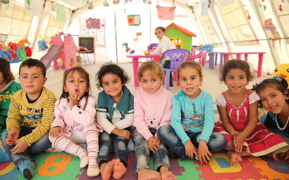 Etwas zu Malen und Spielsachen bringen Kinder wieder zum Lachen | © UNICEF DT/Ramzi Haidar Syrien Konflikt: Kinderfreundlicher Ort mit Spielsachen