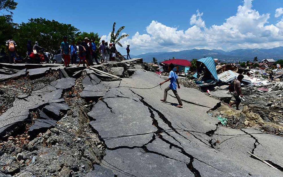 Viele Straßen auf Sulawesi sind zerstört und nicht mehr passierbar. 