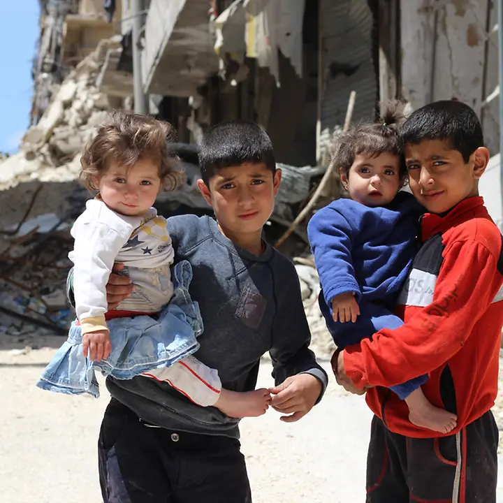 Kinder in den Trümmern von Aleppo | © UNICEF/Al-Issa Syrien: Vier Kinder in den Trümmern von Aleppo