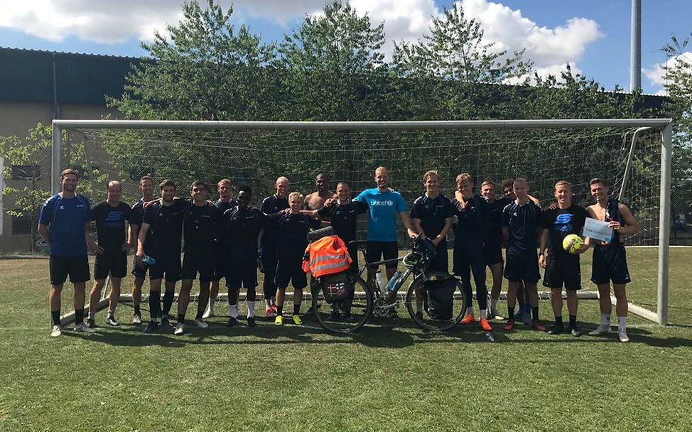 #träumesindgrenzenlos: Lukas zusammen mit der Fußballmannschaft von HB Køge.