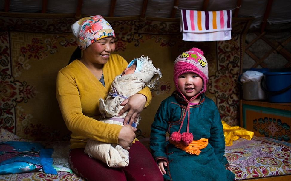 Fakten über Mädchen zum Weltmädchentag: Familie aus Mongolia in Nomadenzelt