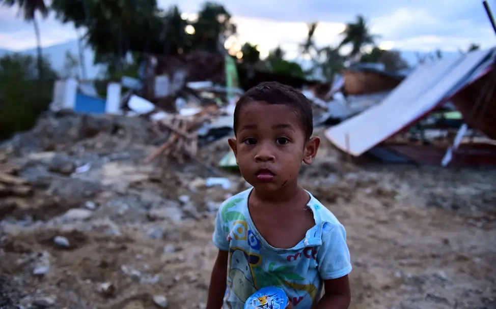 Allein auf Sulawesi benötigen 375.000 Kinder Hilfe. | © UNICEF/Wilander Indonesien: Junge vor den Trümmern eines Hauses