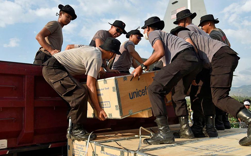 UNICEF liefert Schulzelte und Lernmaterialien nach Indonesien. 