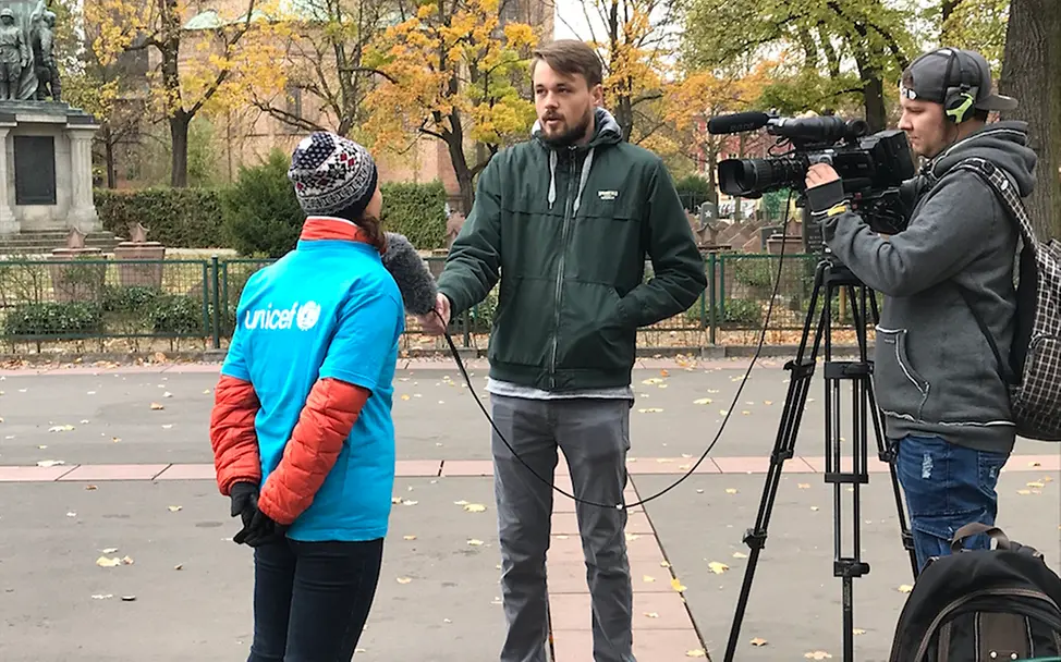 Bianca Krakkai, Leiterin der AG, im Interview mit PotsdamTV | © UNICEF Potsdam/Schrödelsecker Bianca Krakkai, Leiterin der AG, im Interview mit PotsdamTV | © UNICEF Potsdam/Schrödelsecker