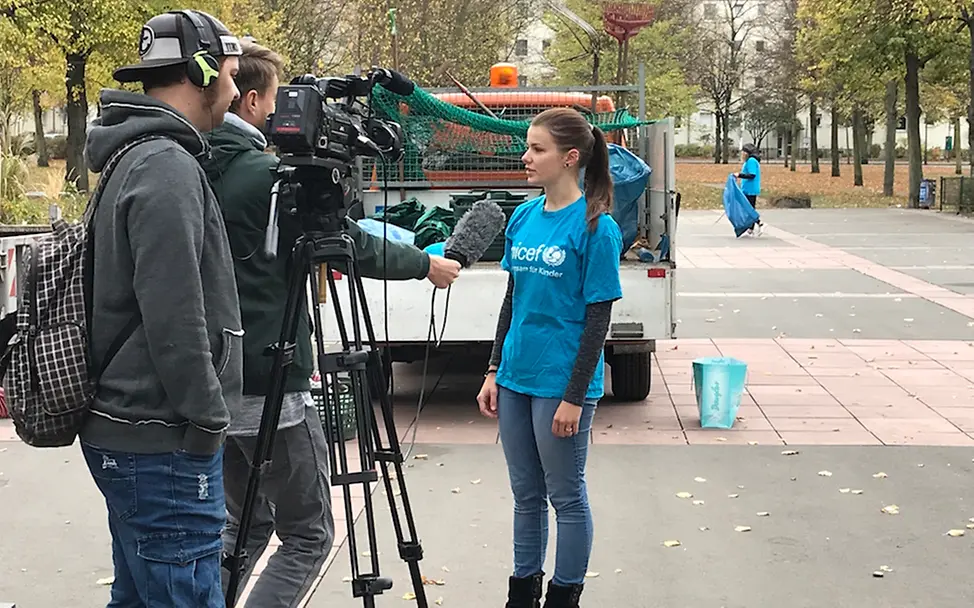 Mara Metzger, UNICEF-Hochschulgruppe Potsdam, im Interview mit PotsdamTV | © UNICEF Potsdam/Schrödelsecker Mara Metzger, UNICEF-Hochschulgruppe Potsdam, im Interview mit PotsdamTV | © UNICEF Potsdam/Schrödelsecker