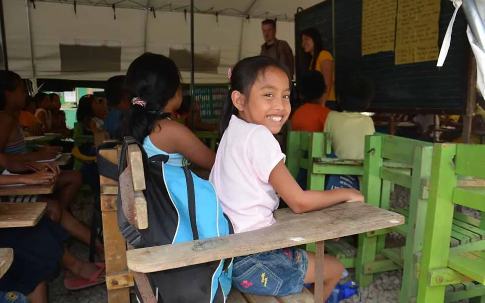 Trotz der Zerstörungen können Kinder in von UNICEF eingerichteten Notschulen den Unterricht besuchen. | ©UNICEF/Berger Philippinen-Nothilfe: Schulen für Kinder