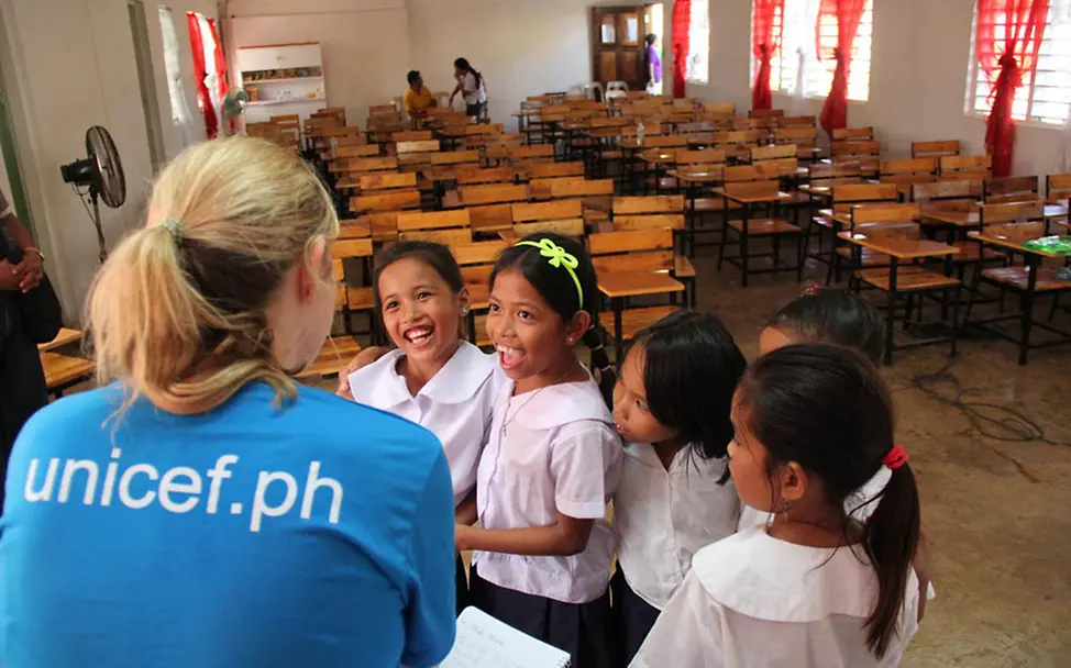 Betreuung für traumatisierte Kinder | © UNICEF/UNI173621/Karen Gray Philippinen: Taifun Haiyan, Betreuung für traumatisierte Kinder