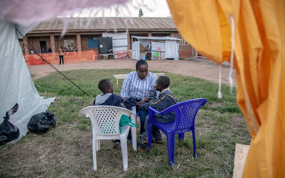 Ebola im Kongo: UNICEF-Helfer unterstützen Kinder nach der Ebola-Behandlung