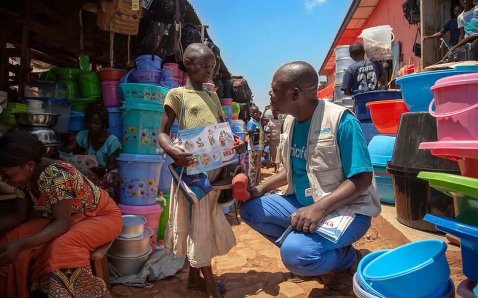 Ebola im Kongo: Mädchen wird über Ebola aufgeklärt