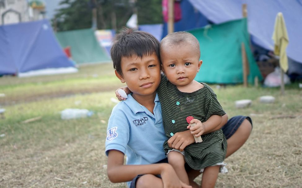 Indonesien Tsunami: Zwei Jungen vor Notunterkünften