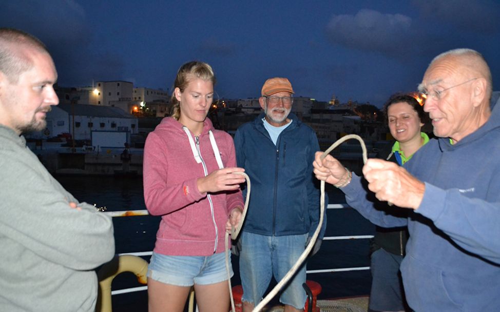 Carlotta lernt abends das Knotenbinden auf dem Schiff.