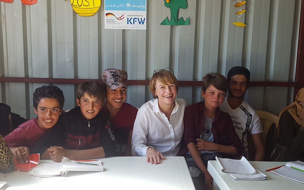 Libanon: Elke Büdenbender mit einer Gruppe von Schülern in der Containschule.