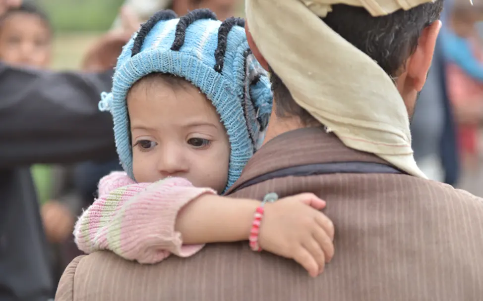 Ein Vater trägt im Jemen sein Kind auf dem Arm | © UNICEF Yemen/2018/Al-Awami Hunger im Jemen: Ein Vater trägt sein Kind auf dem Arm