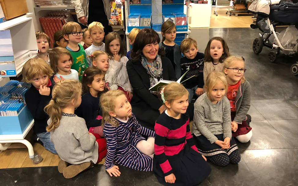 Karstadt Schwabing Petra Reiter mit Kinderchor Karstadt Schwabing Petra Reiter mit Kinderchor © Jennifer Jennings