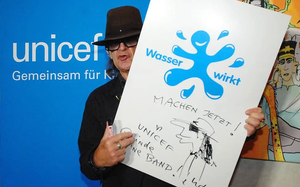 Udo Lindenberg für „Wasser wirkt“ | © UNICEF/Wolfgang Langenstrassen Udo Lindenberg setzt sich mit UNICEF für sauberes Trinkwasser ein.