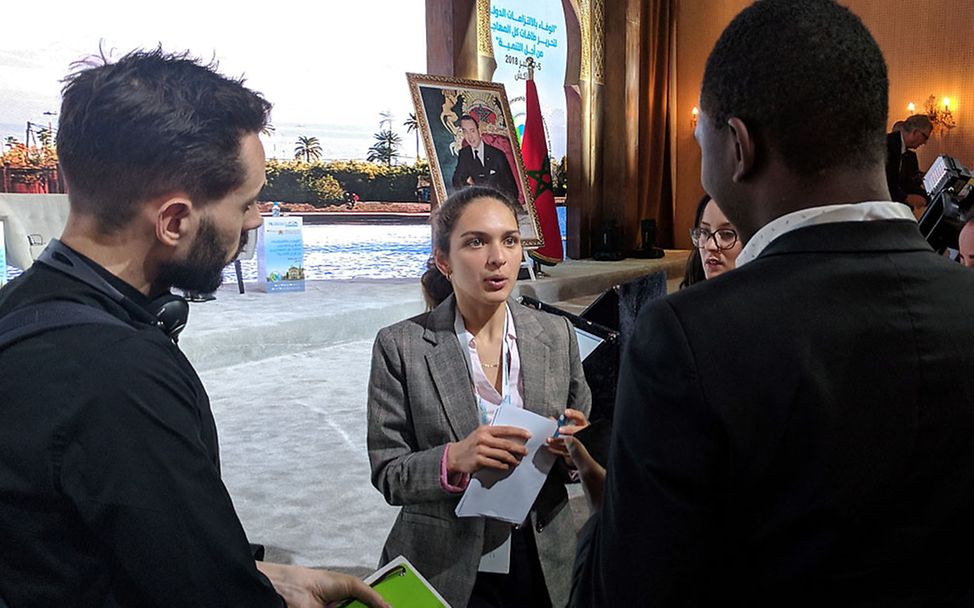 Jugenddelegierte Yasmin im Gespräch mit der Presse während des GFMD.