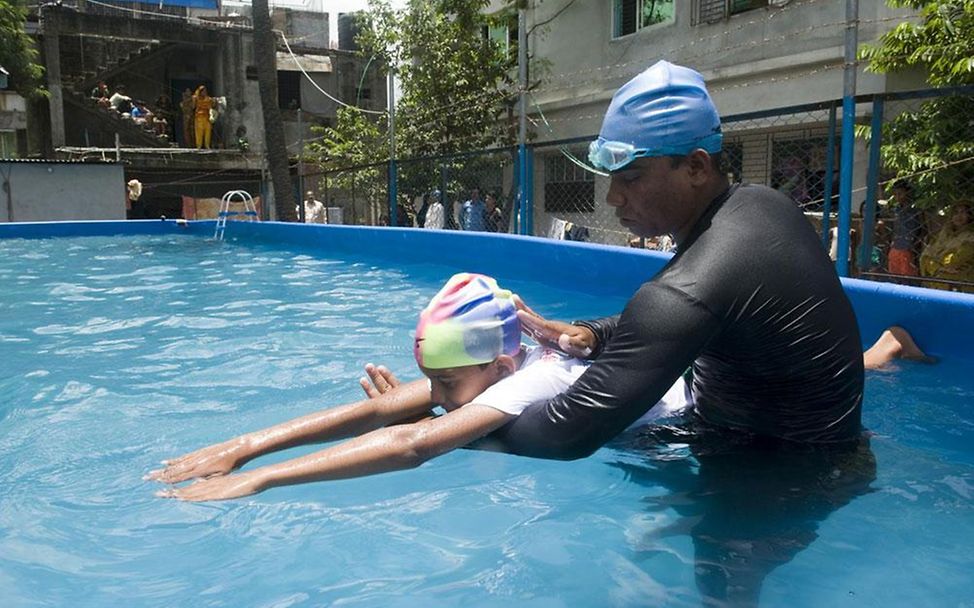 Bangladesch: Schwimmenlernen (© UNICEF/BANA2013-00801/Khan)