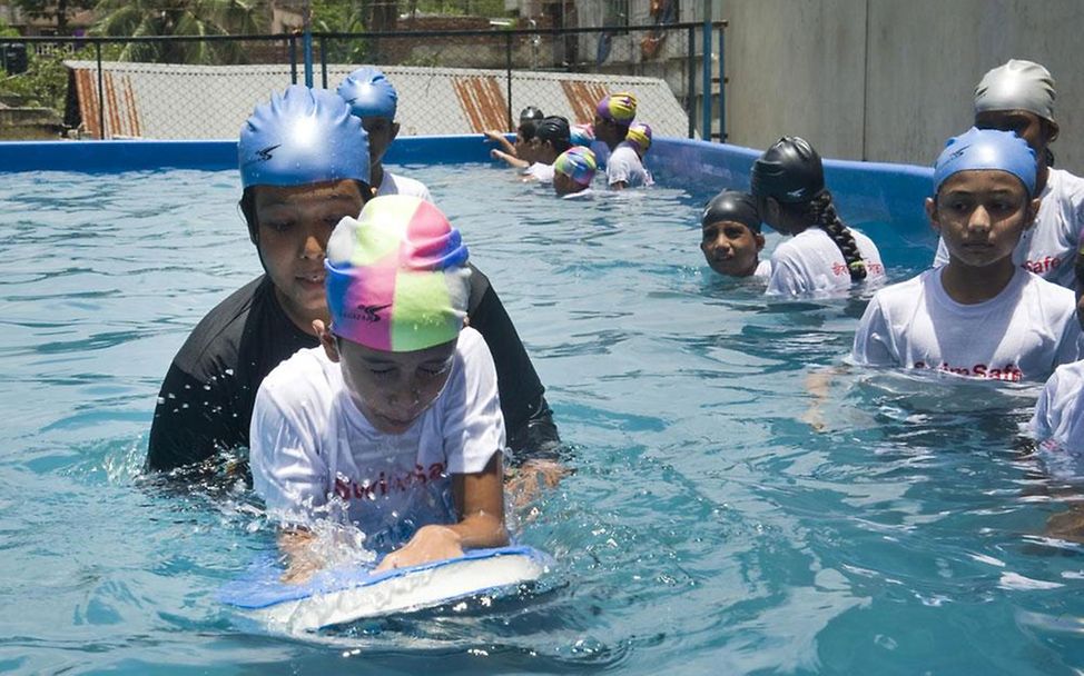 Bangladesch: Schwimmenlernen (© UNICEF/BANA2013-00801/Khan)