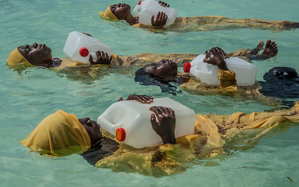 Sansibar: Mädchen lernen schwimmen