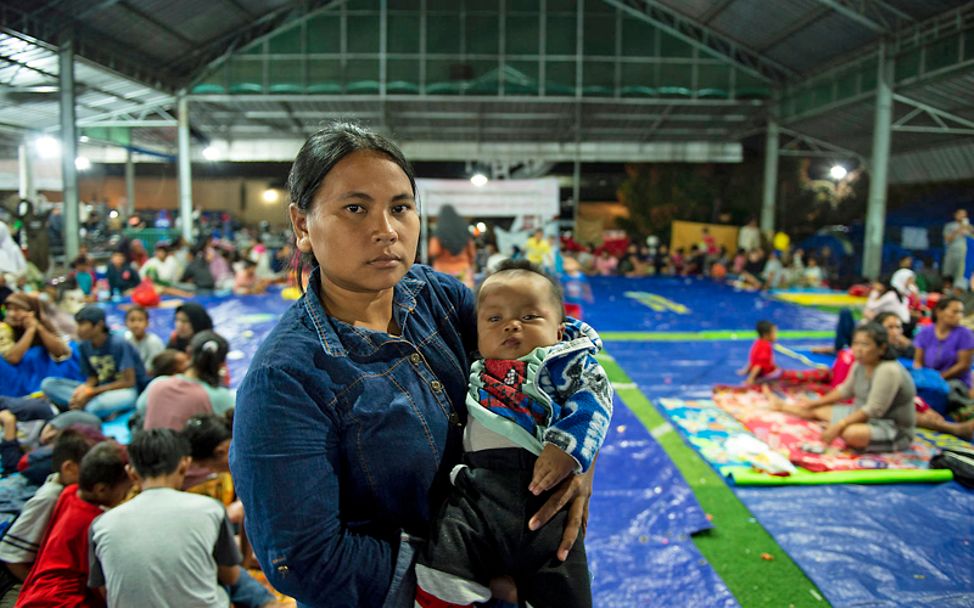 Tsunami in Indonesien: Frau mit Baby in Notunterkunft