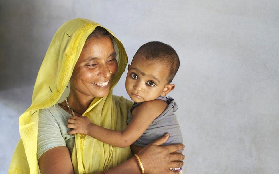 Mutter mit ihrer geimpften Tochter (© UNICEF/NYHQ2012-1666/Pietrasik)