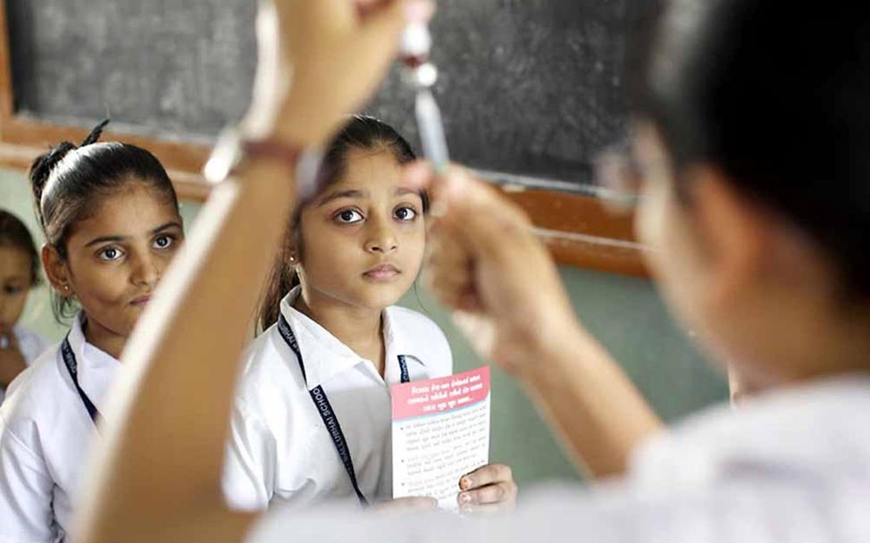 Krankenschwester impft Kinder gegen Polio, Pocken und Masern (© UNICEF/NYHQ2012-1642/Pietrasik)