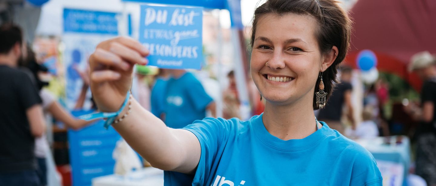 Ehrenamtlich engagieren mit UNICEF. UNICEF-Ehrenamtliche bei Straßenaktion.