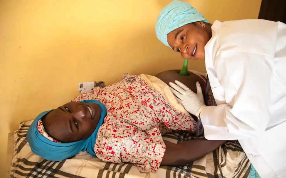 Eine Hebamme untersucht in Nigeria eine schwangere Frau | © UNICEF/Naftalin Nigeria: Eine Hebamme untersucht eine schwangere Frau