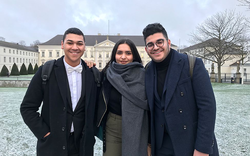 Jess, Meral und Berkay vom UNICEF JuniorBeirat vor Schloss Bellevue. 