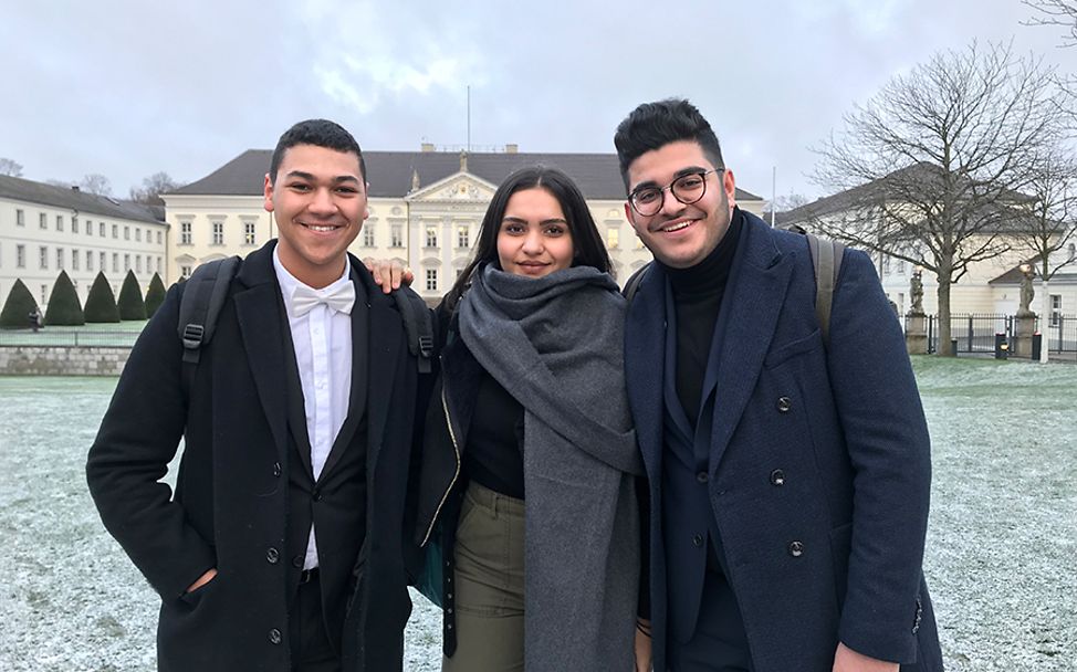 Jess, Meral und Berkay vom UNICEF JuniorBeirat vor Schloss Bellevue. 