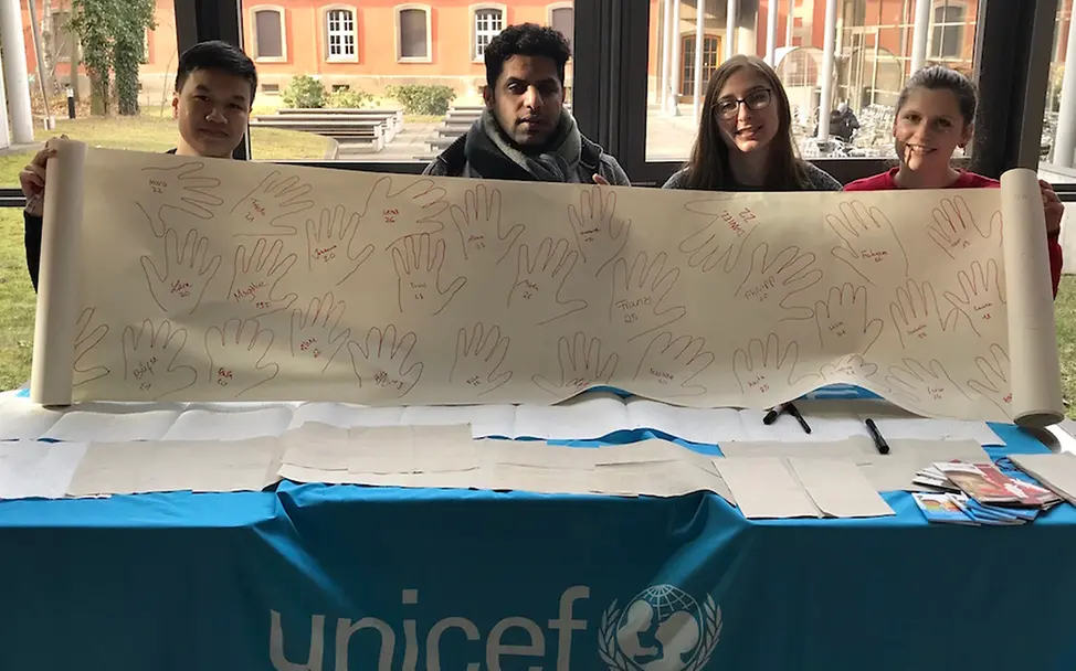 Red-Hand-Day am Campus Griebnitzsee | © UNICEF Potsdam/2019/Schrödelsecker Red-Hand-Day am Campus Griebnitzsee | © UNICEF Potsdam/2019/Schrödelsecker